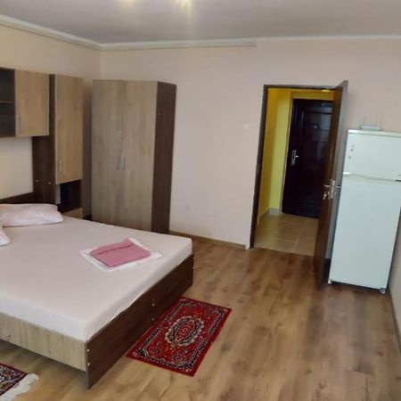 Appartement Flora Apartament à Satu Mare Extérieur photo