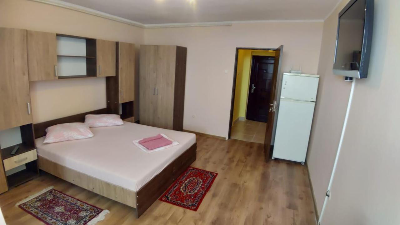 Appartement Flora Apartament à Satu Mare Extérieur photo