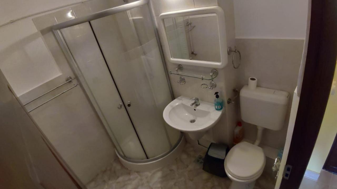 Appartement Flora Apartament à Satu Mare Extérieur photo